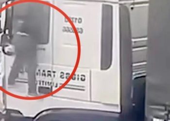 /VIDEO/ Drama na semaforu: Vozač automobila upada u kabinu kamiona – SCENA IZ AKCIONIH FILMOVA