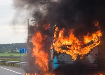 /FOTO/VIDEO/ AUTOBUS U PLAMENU NA AUTO-PUTU BEOGRAD-ZAGREB: DRAMA KOD STARE PAZOVE!