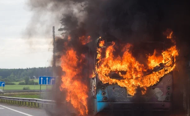 /FOTO/VIDEO/ AUTOBUS U PLAMENU NA AUTO-PUTU BEOGRAD-ZAGREB: DRAMA KOD STARE PAZOVE!
