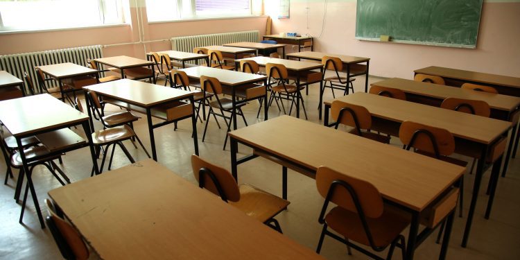 Početak drugog polugodišta u Srbiji u znaku protesta: Nastavnici, roditelji i studenti traže promjene
