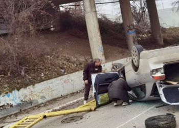 /VIDEO/ TEŠKA SAOBRAĆAJNA NESREĆA: AUTOMOBIL SLETIO SA NADVOŽNJAKA