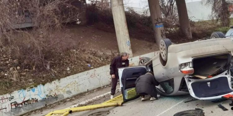 /VIDEO/ TEŠKA SAOBRAĆAJNA NESREĆA: AUTOMOBIL SLETIO SA NADVOŽNJAKA