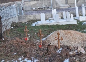 U muslimanskom mezarju u selu Kragljivode kod Srebrenice postavljeni krstovi