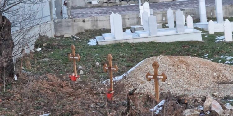 U muslimanskom mezarju u selu Kragljivode kod Srebrenice postavljeni krstovi