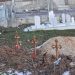 U muslimanskom mezarju u selu Kragljivode kod Srebrenice postavljeni krstovi