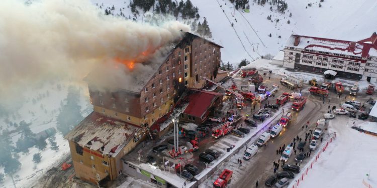 Požar progutao hotel na skijalištu, najmanje 10 mrtvih