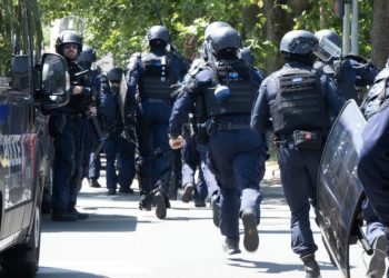Haos u Beogradu: Centrom odjekuju detonacije, policija bježi pred naletom