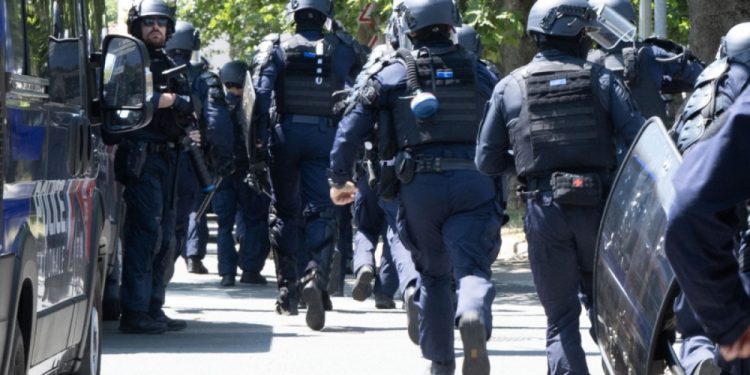 Haos u Beogradu: Centrom odjekuju detonacije, policija bježi pred naletom