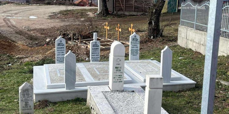 Otišli korak dalje: Postavljaju betonske krstove na šehidskom mezarju kod Srebrenice