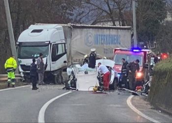 Stravična nesreća na putu: Poginuli roditelji i dvoje djece