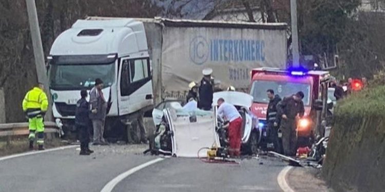Stravična nesreća na putu: Poginuli roditelji i dvoje djece