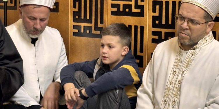 /VIDEO/ Abdulah Numanović: Dječak iz Tutina koji uči Kur’an bez konkurencije