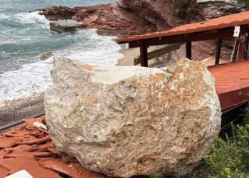 Pao ogromni kamen na restoran popularne plaže u Crnoj Gori
