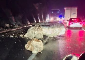 Stijena pala na magistralni put, saobraćaj se odvija jednom trakom