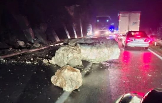 Stijena pala na magistralni put, saobraćaj se odvija jednom trakom