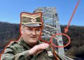 Posteri sa likom ratnog zločinca Ratka Mladića na Brnjačkom mostu preko jezera Gazivode