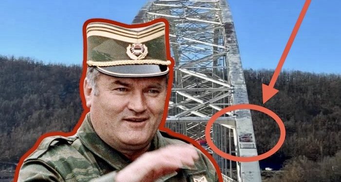 Posteri sa likom ratnog zločinca Ratka Mladića na Brnjačkom mostu preko jezera Gazivode