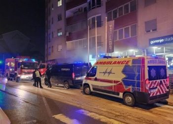 Podmetnuti požar u stambenoj zgradi u Novom Pazaru: Evakuisani stanari, dvoje povrijeđenih