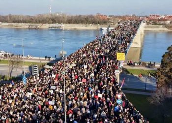/VIDEO/ Nevjerovatni prizori iz Novog Sada: Ovo je veće od demonstracija protiv Miloševića