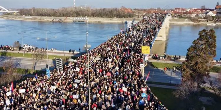 /VIDEO/ Nevjerovatni prizori iz Novog Sada: Ovo je veće od demonstracija protiv Miloševića