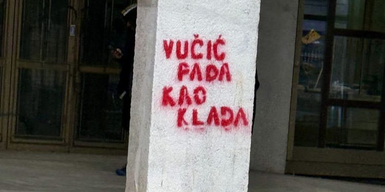 Grafit u Novom Pazaru: “Vučić pada kao klada”