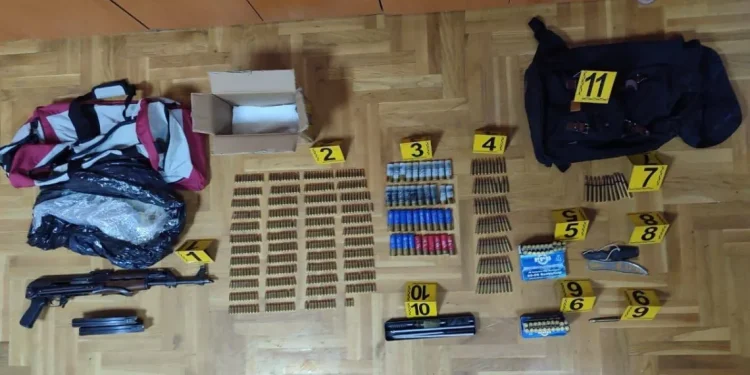 Policija u Sjevernoj Mitrovici otkrila arsenal oružja sakriven u kokošinjcu