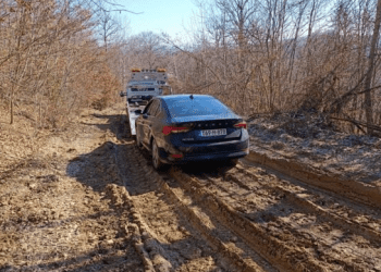Vozač Škode pratio navigaciju i zaglavio se u šumskom i blatnjavom putu