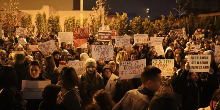 /VIDEO/ Više stotina građana na protestu u Novom Pazaru: Ogromna podrška za studente