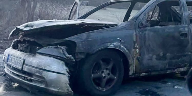 ZAPALILO SE PUTNIČKO VOZILO! Među putnicima bilo i djece, svi su izašli na vrijeme