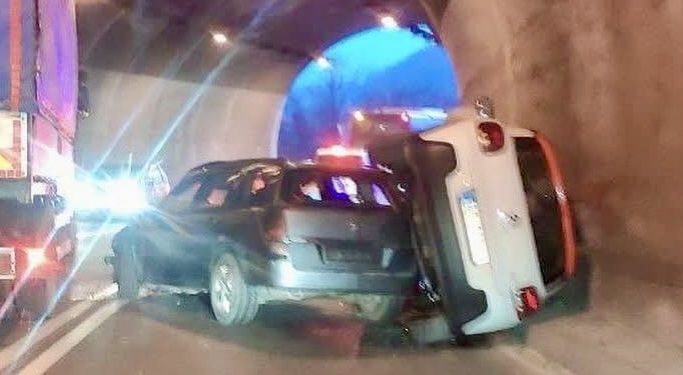 Užas na putu: Sudar i prevrtanje automobila!
