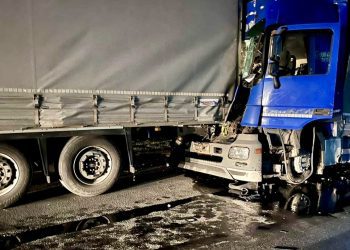 Teška saobraćajna nesreća: Kamion udario u parkirani kamion, vozač teško povrijeđen
