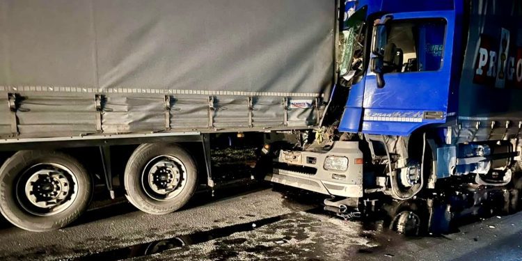 Teška saobraćajna nesreća: Kamion udario u parkirani kamion, vozač teško povrijeđen