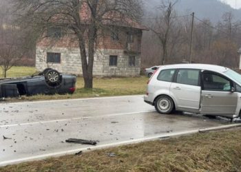 Jedna osoba poginula, a tri povrijeđene u teškoj saobraćajnoj nesreći