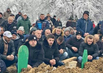 Stotine ljudi na dženazi Ineli Selimović i njenom sinu: Otac Sead neutješan, držali ga da ne padne