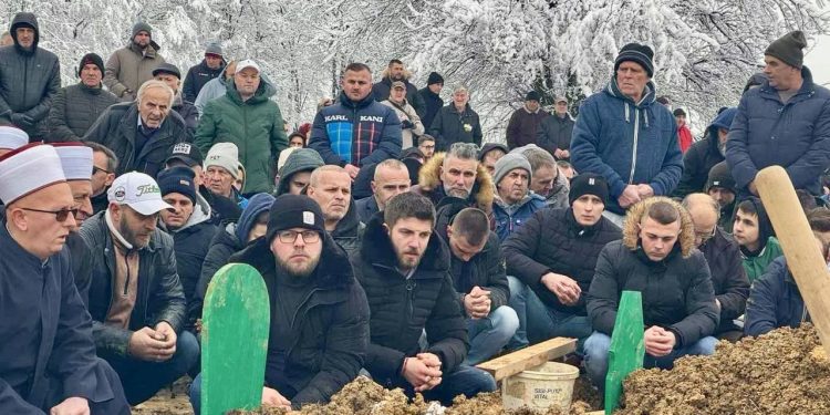 Stotine ljudi na dženazi Ineli Selimović i njenom sinu: Otac Sead neutješan, držali ga da ne padne
