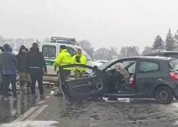 Teška saobraćajna nesreća kod Kraljeva, sudar automobila i kamiona