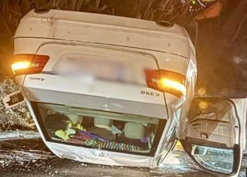 /VIDEO/ Saobraćajna nesreća na putu Novi Pazar-Kraljevo: Auto prevrnut nasred puta