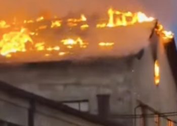 /VIDEO/ VELIKI POŽAR U NIŠU: GORI ZGRADA ŠTAMPARIJE “PROSVETA”, VATROGASCI NA TERENU