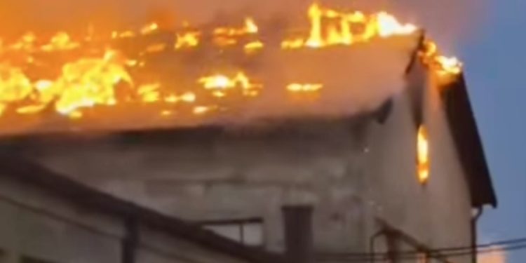 /VIDEO/ VELIKI POŽAR U NIŠU: GORI ZGRADA ŠTAMPARIJE “PROSVETA”, VATROGASCI NA TERENU