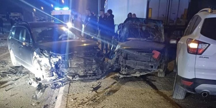 TEŽAK LANČANI SUDAR U SANDŽAKU: VIŠE OSOBA POVRIJEĐENO, SAOBRAĆAJ OBUSTAVLJEN