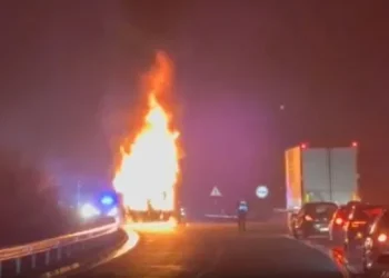 Zapalio se šleper na cesti u Crnoj Gori: Vozilo gotovo u potpunosti uništeno