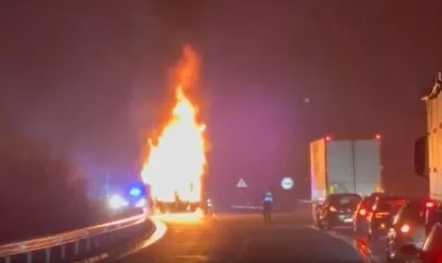 Zapalio se šleper na cesti u Crnoj Gori: Vozilo gotovo u potpunosti uništeno