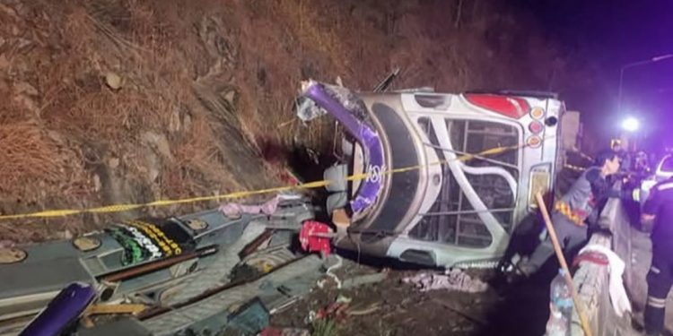 Tragedija: Autobus pun turista sletio u jarak, poginulo 18 ljudi