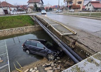 Filmska potjera u regiji: Vozač Passata završio u kanalu