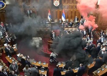 /VIDEO/ Totalni haos u Skupštini Srbije: Dimne bombe, jaja i besmislene parole vlasti