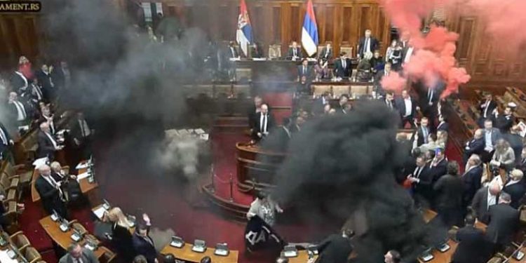 /VIDEO/ Totalni haos u Skupštini Srbije: Dimne bombe, jaja i besmislene parole vlasti