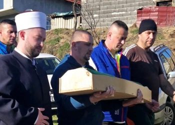 Tuga do neba: Dječak Džan ukopan pored svoje sestre Džene