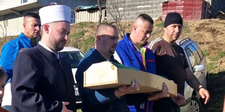 Tuga do neba: Dječak Džan ukopan pored svoje sestre Džene