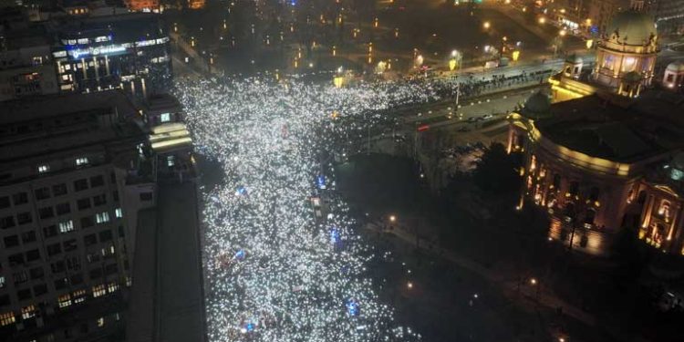/VIDEO/ Masovni protesti ispred RTS-a: “Kad zlo vlada, narod strada”