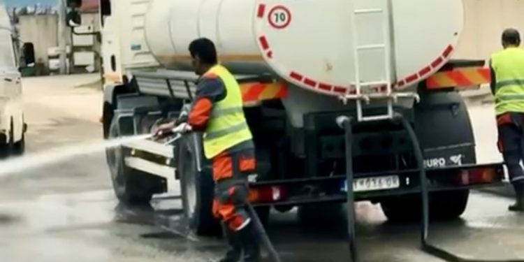 /VIDEO/ Tutin se priprema za Bajram: Intenzivno pranje ulica uoči praznika